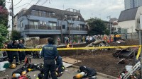 【速報】「窓割れるほどの衝撃音」　東京・北区の2階建て住宅で火事　3人けがか　現場近くで解体工事　ショベルカーがガス管に接触との情報も
