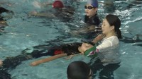 「力抜くと本当に浮く」夏休みに子どもの水の事故を防げ　競泳元日本代表・岩崎恭子さんが「着衣泳教室」 ペットボトルなどで体浮かせる　東京消防庁