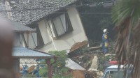 栃木･足利市の土砂崩れ　見つかった女性の死亡確認…住人の60代夫婦の妻か　夫も巻き込まれた可能性　約30人態勢で捜索続く