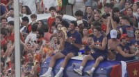サッカー・ワールドカップ　スペイン代表選手が凱旋パレード　首都マドリードに約200万人　4大会ぶりの優勝