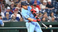 岡本和真 守備から出場も流れに乗って24号、ルーキーでの日本人選手最多本塁打記録を更新 球団新人記録にも並ぶ