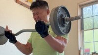 【 花田虎上 】上腕二頭筋をバーベルで奮闘〝軽いのでリハビリ〟　フォロワー歓喜「お兄ちゃんのふくらはぎ」