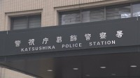 「彼氏と喧嘩し殴り合った」交際相手の男性を棒で殴った疑いで女（55）を逮捕　男性はその後死亡 警視庁が事件との関連を捜査 東京・葛飾区