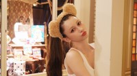 【 ダレノガレ明美 】　ディズニー＆豪華料理で祝福された誕生日を報告　キャビアに特製ケーキ、両手の花束も