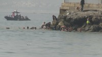 海泳ぎ防波堤を上る人も…北アフリカのスペイン領セウタにモロッコからの移民流入　24時間で約4万9000人とスペイン内務省
