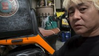 【 ヒロシ 】ポータブルエアコンでご満悦　〝ガレージでバイクいじるとクソ暑いんで〟〝キャンプのテントでも使えますよ〟