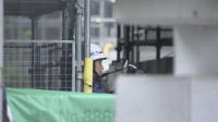 東京・小金井市の13階建てマンション敷地内で火災 住民12人けが　火元は1階にあった修繕工事の「仮設資材置き場」付近