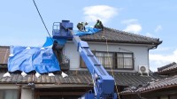 【熊本地震】台風13号に備えブルーシートの設置も人員不足、国に支援を要請　宇城市では災害ボランティアによる片付け始まる