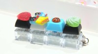 夏休みの原宿で大行列！“カチカチ”感がクセになる「キーボードキーホルダー」大人もハマる！ストレス発散で使う小学生も