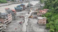 ネパール・中国の大規模土石流 死者1000人超える 身元特定は難航