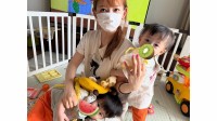 【 中川翔子 】　「秘技！！ダブル飲ませ！！」双子との育児ショット公開　“ひざまくら争奪戦”や抱っこ紐での料理姿を披露
