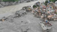 ネパール・中国　土石流の死者1400人超に　行方不明者の安否分からず人形で弔う家族も