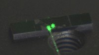 富士通「ダイヤモンドスピン方式」冷却装置が小さく 光で連結 量子コンピューターを初公開