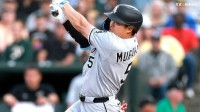 村上宗隆 4試合ぶりの33号！岡本に並び今季日本選手最多タイ、首位奪還へ大きな一撃、新人球団記録まであと3本