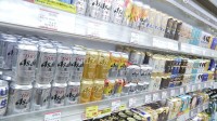 第3のビール約7円の増税 酒税改正を前に駆け込み購入増、スーパーで売り場拡大　各社取り組む“ビール化”で客離れ防ぐ