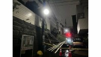 【台風25号】「住宅の基礎が丸見えに…」東京・目黒区でのり面崩れる　土砂が乗用車を直撃…台風の影響か　中目黒駅から約800メートルの住宅地　警視庁