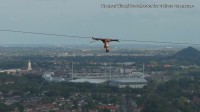 フランス　高さおよそ100mでの綱渡り　逆さまで開脚も