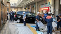 平塚駅前のロータリーでタクシーが歩道に突っ込む　歩行者の男性など2人けが　神奈川県警