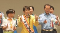 みんなで交通安全を「ゲッツ！」 お笑い芸人・ダンディ坂野さんが警視庁多摩中央署の一日署長に　交通安全を呼びかけ