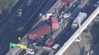 トレーラー2台含む10台の玉突き事故　トレーラーが前方の車に衝突か…軽乗用車運転の男性が複数か所を骨折か　神戸市・第二神明道路