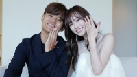 結婚【 久保建英＆福原遥 】満面の笑顔＆指輪見せ2ショットで報告「共に助け合い、笑顔あふれる温かい家庭を築いていきたい」
