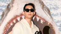 パリで闊歩【 竜星涼 】凱旋門に降臨＆サメと大はしゃぎ　ステラ・マッカートニーのショーに来場　パリ・ファッションウィーク