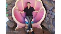 【 照英 】東京ディズニーシーで〝貝殻ショット〟公開　「ディズニープリンス」「脚のラインが綺麗すぎて」の声