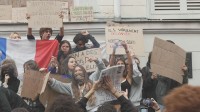 「数学の先生がいない！廊下にネズミも…」フランス各地で約25万人の高校生らが抗議デモ 一部が暴徒化し警察官と衝突