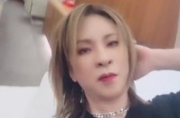 【 YOSHIKI 】プライベートジェットでサングラスを外した素顔であくびも「眠たいね…　 地上で寝るより空で寝る方が多いような。。。」