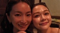 【 加藤綾菜 】村重杏奈さんと飲み会「同じ事務所で仲良しのシゲとお仕事の仲間と」仲良し2ショット写真を公開