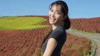 【 斎藤恭代 】紅葉をバックに”奇跡の9頭身美ボディ”のオフショット　「絶景に負けない美貌！」「もしかして、もしかして、次の写真集かな」