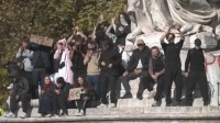 フランス全土110か所で大規模抗議デモ　55万人参加し1800人が拘束