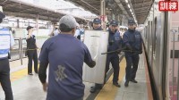 「刃物を捨てろ」東京・品川区のJR大崎駅でテロ対策訓練実施　JR東日本の職員らがさすまたの使い方学ぶ　警視庁大崎署
