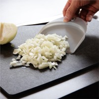 【CB JAPAN「食材をすくいやすい まな板ちりとり」】まな板の食材集めを簡単に、すくいやすい･こぼれにくい･混ぜやすい