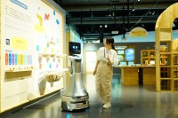 日本科学未来館にAI自動生成ロボ登場　多言語で案内する未来型ガイド実証