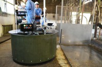 餌寄せ作業を自動化へ　リックス開発の国産ロボットが酪農を変える