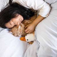 猫が『一緒に寝たいと思う人』5つの特徴　添い寝してもらえる人とそうでない人、何が違うの？