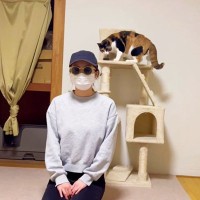 『不審者に変装して猫の前に登場したらどうなる？』を検証したら…まさかの結果に"大爆笑"と1.6万再生「用心深いｗ」「反応可愛すぎｗ」