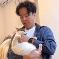 パパのことが好きすぎる猫→抱っこから降ろされたときの『まさかの行動』が86万再生「中々ない好かれ方ｗ」「可愛すぎて癒やされた」