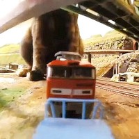 『毎回遅延する鉄道』→小型カメラで原因を探ったら『猫』が…ジオラマ喫茶の日常に爆笑！「神回」「3回フェイントかけて仕留めるの大好きｗ」