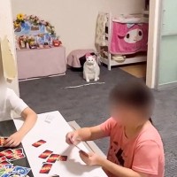 『自分でおもちゃを用意して待つ猫』→ふと見てみたら…まさかの光景に涙がでると139万再生「距離感がかわいいｗ」「いじらしくて涙」