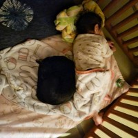 １歳児が寝ている部屋を覗いたら、『謎の黒い物体』が…まさかの正体に爆笑する人続出「めっちゃ四角いｗｗ」「ほんとに四角い」と112万表示