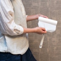 猫の『抜け毛処理』に役立つグッズ・掃除法4選　洋服、カーペット…べったりついた毛にサヨナラ！