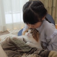 大雪の日に学校から帰ってきた娘→冷たい手で抱っこされた猫の反応が…「信頼関係ありすぎ」「よっぽど家族の事好きなんだろうな」と107万再生