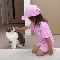 ネコに触れたことがない女の子2人がやって来た結果、猫の反応が…素敵すぎる『まさかの光景』が29万再生「優しくて感動」「あっという間にｗ」