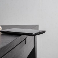 猫が『机の上に置いてあるものをわざわざ落とす』3つのワケ　落とさずにはいられない理由が？