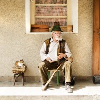 『猫がニガテな人』ほど猫に好かれるナゾ…3つの理由　無意識に猫に好かれる態度を取っている？