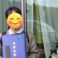 娘の『卒業記念』に庭で写真撮影していたら、猫が……ほっこり心温まる『素敵すぎる瞬間』が48万表示「みにゃさんでｗ」「タキシード参列」
