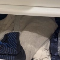 開いていた洋服タンスの引き出し→猫がいると思い見てみると…『まさかの場所』に「何でバレたんだって顔ｗ」「返事が可愛いｗ」と62万再生