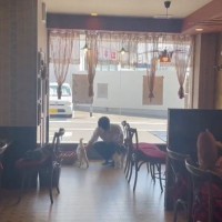 『ネコカフェ』の朝を覗いてみたら、従業員が……『まさかの光景』が8万いいねの大反響「転職したい」「ウキウキで出社したくなるね」の声
